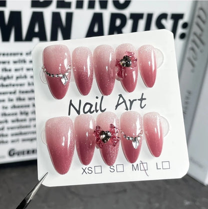 Calcomanías de uñas de almendra de moda, populares pegamentos de prensa para aplicar en los dedos. 