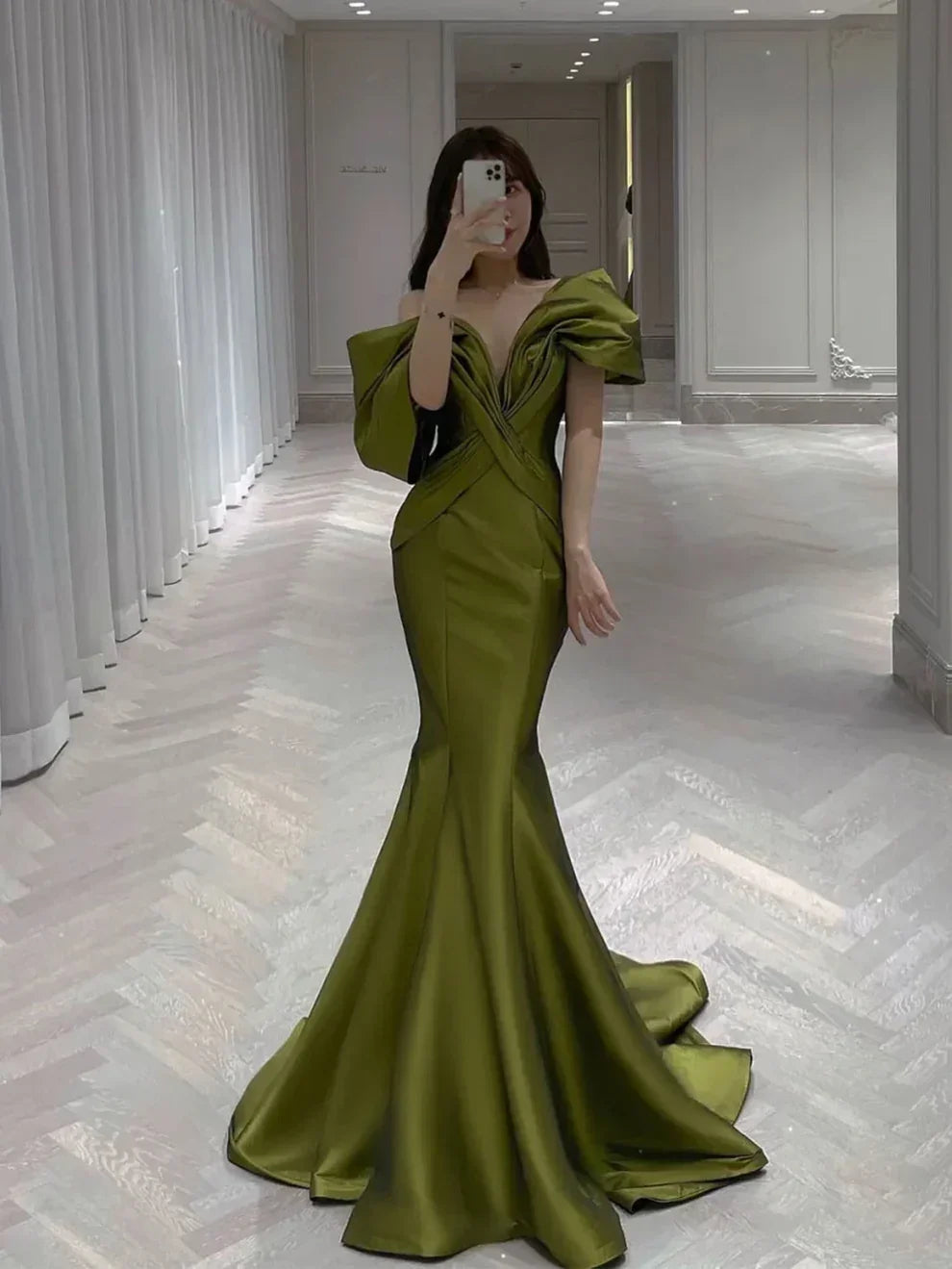 Vestido de Festa Longo de Cetim Verde com Cauda de Sereia e Ombros Descobertos Y8128
