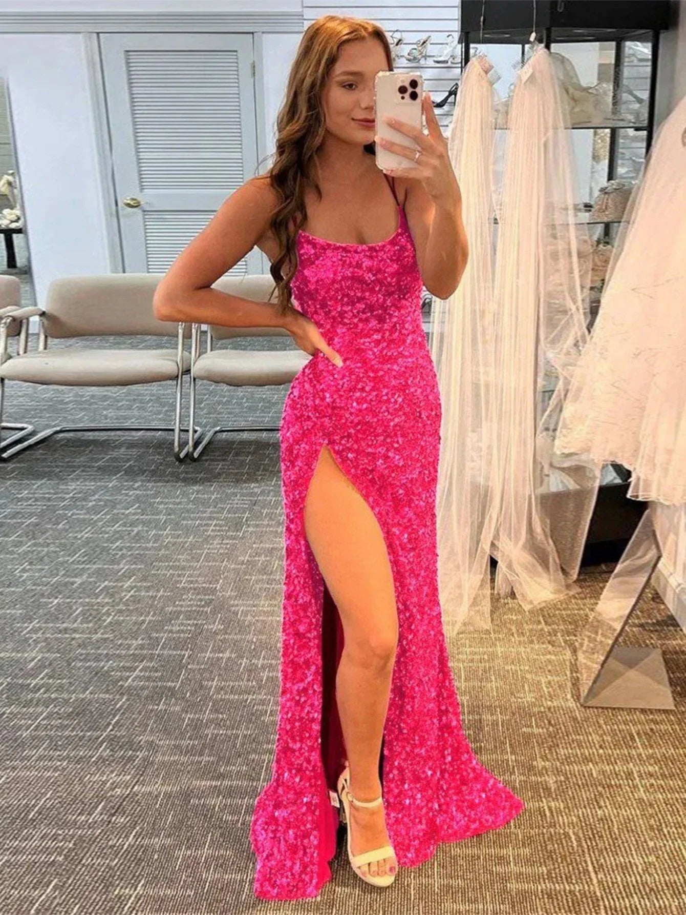 Alayna | Robe de bal longue à fines bretelles spaghetti et sequins sirène