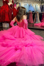 Abito da sera rosa acceso con spalle scoperte, linea a trapezio, strati di tulle, applicazioni e orlo asimmetrico