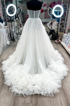 Abito da sera senza spalline a corpetto a linea ad A in tulle con balze