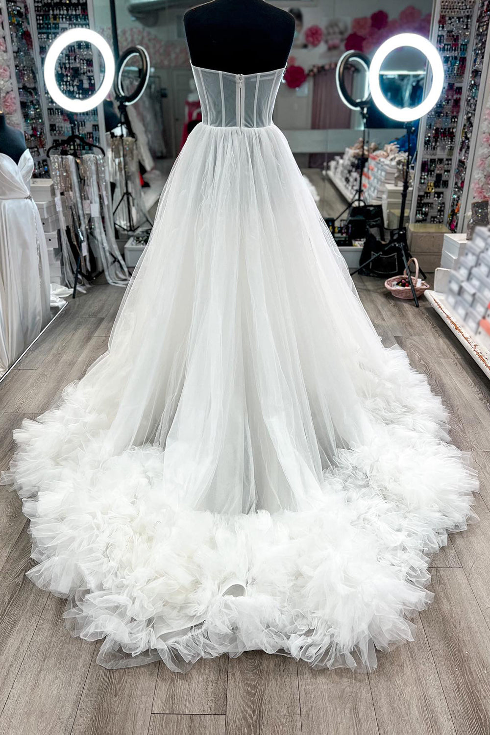 Abito da sera senza spalline a corpetto a linea ad A in tulle con balze