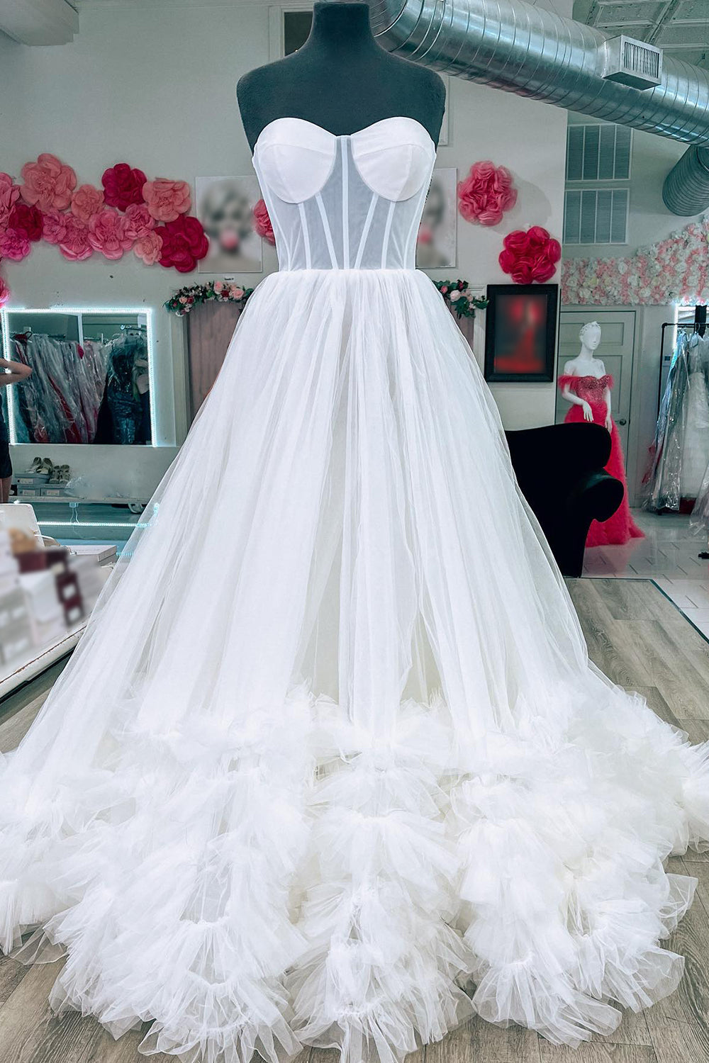 Vestido de fiesta de tul sin tirantes, con corsé y volantes, corte A