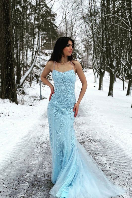 Vestido de fiesta largo de sirena azul con tirantes finos y espalda cruzada