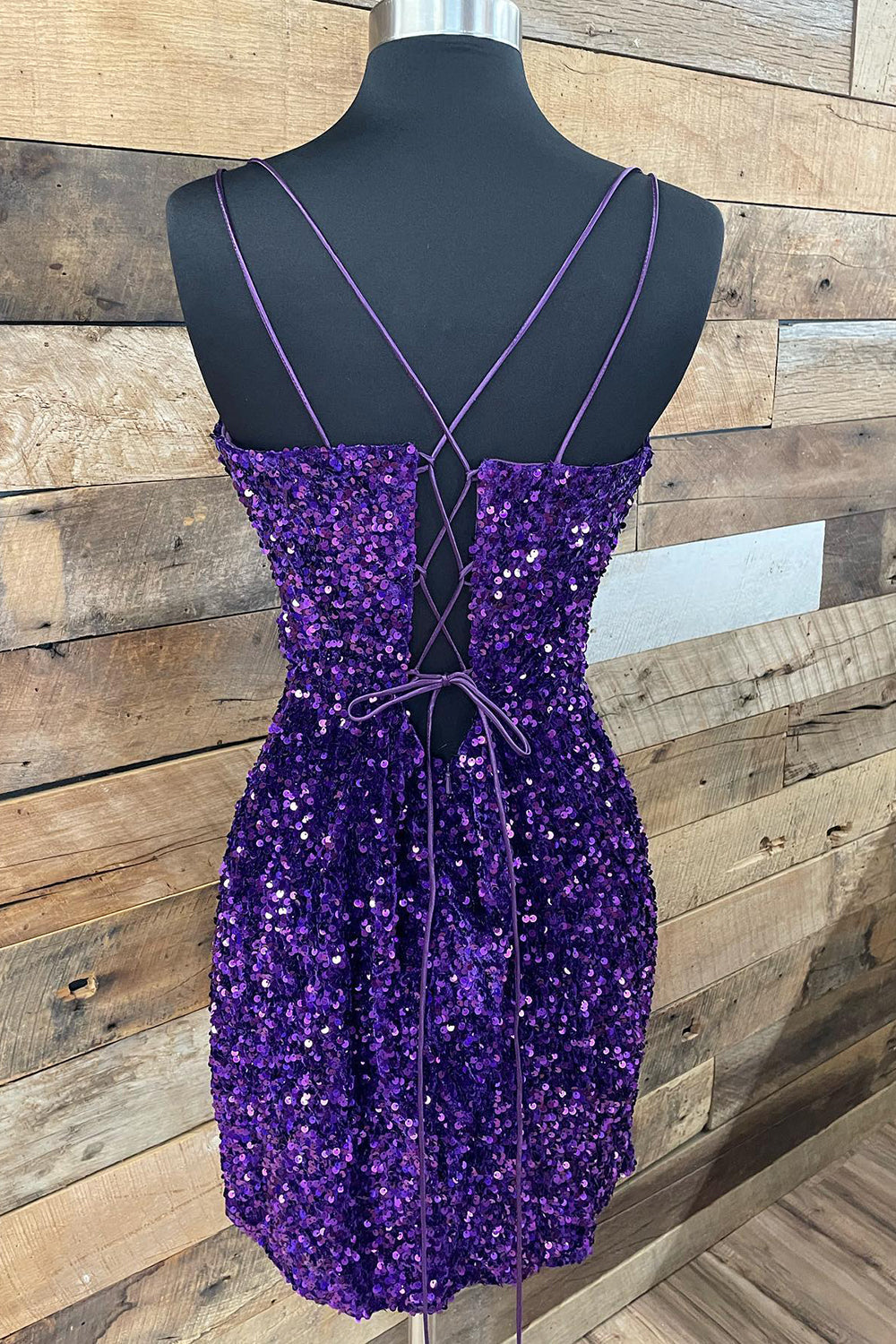 Abito corto aderente con paillettes per festa di ritorno a casa