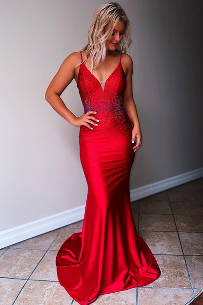 Vestido de fiesta de satén con cuentas y tirantes finos de sirena