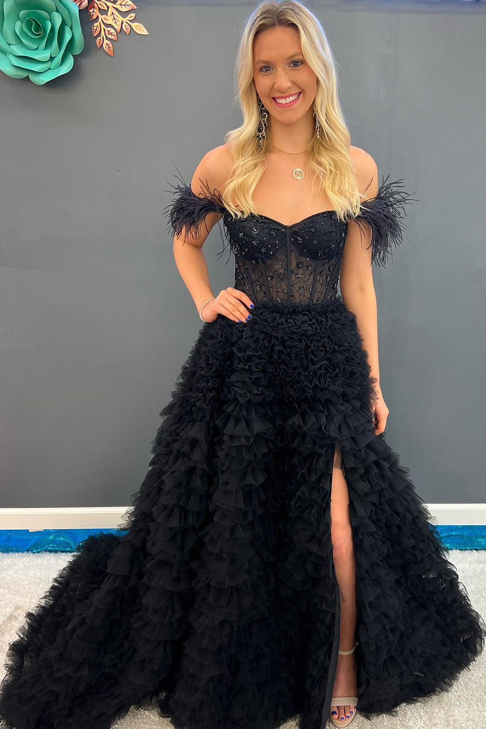 Abito lungo da sera a balze in tulle con scollo a cuore e spacco
