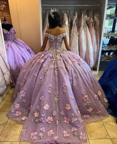 Abito da ballo elegante in tulle lucido con spalle scoperte e applicazioni di lavanda, fiori tridimensionali, vestito da principessa dolce per il quindicesimo compleanno Y285