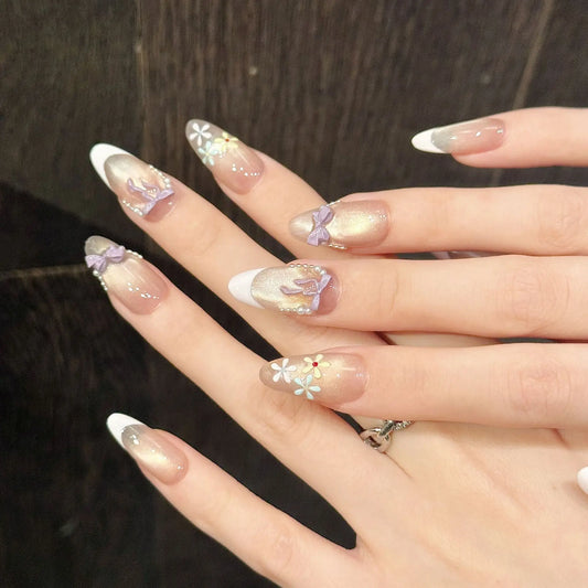 Arte de uñas hecho a mano con lazo de mariposa de batata, cuentas de vidrio y diseño de ojo de gato 