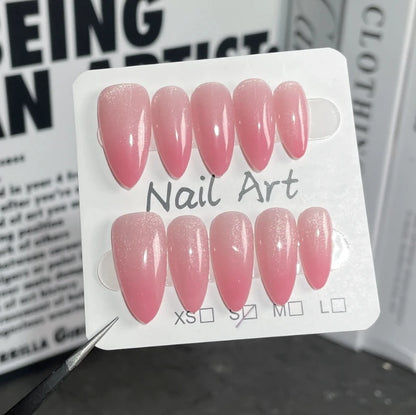 Calcomanías de uñas de almendra de moda, populares pegamentos de prensa para aplicar en los dedos. 