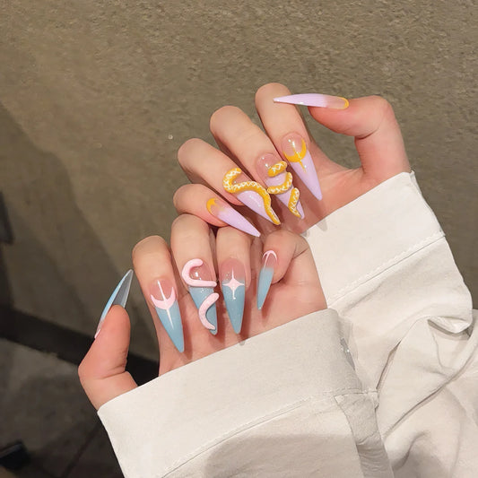 Uñas postizas con diseño de serpiente en degradado azul y rosa, totalmente hechas a mano. 