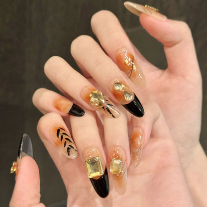 Uñas postizas largas francesas con degradado ámbar y lámina dorada para otoño e invierno 