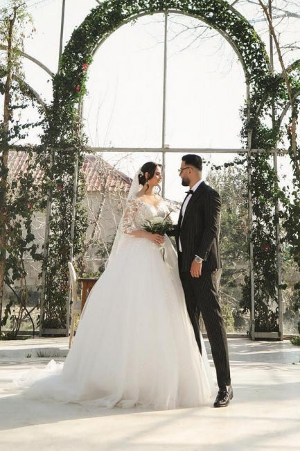 Robe de mariée princesse en ligne A, col en V, manches courtes en dentelle