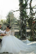 Vestido de noiva princesa em linha A com decote em V e mangas curtas de renda