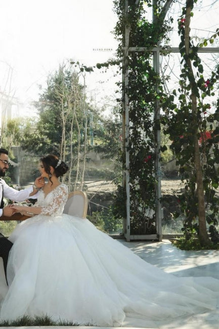 Robe de mariée princesse en ligne A, col en V, manches courtes en dentelle