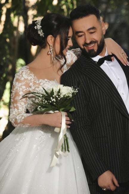 Vestido de noiva princesa em linha A com decote em V e mangas curtas de renda