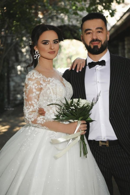 Robe de mariée princesse en ligne A, col en V, manches courtes en dentelle