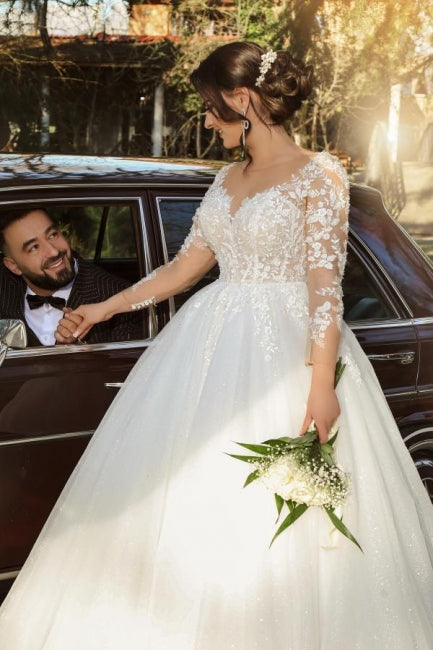 Robe de mariée princesse en ligne A, col en V, manches courtes en dentelle