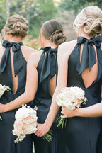 Abito lungo bianco da damigella d'onore con scollo all'americana e schiena traforata BD120