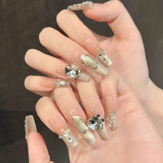 Uñas francesas de lujo con diseño de ojo de gato y diamantes apilados, estilo de alta gama, hechas a mano. 