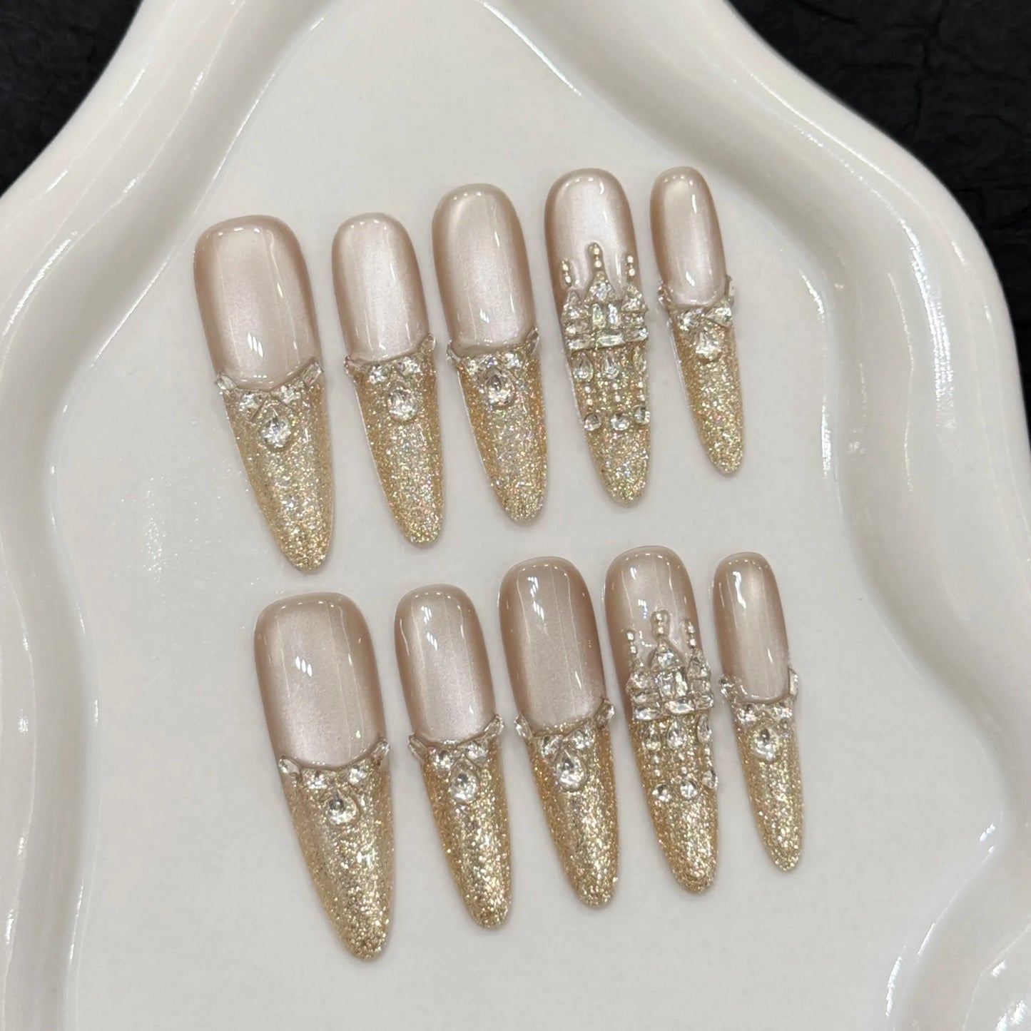 Manicura francesa con brillo nude, diseño personalizado de marca propia, con delicados detalles de diamantes, lujosa uña larga hecha a mano. 