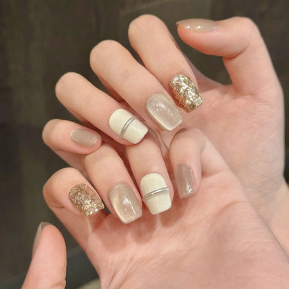 Uñas cortas minimalistas con acabado de espejo, color blanco leche, champán, dorado y brillante, con acabado de ojo de gato. 