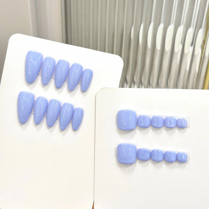 Uñas prensadas hechas a mano, sencillas y elegantes, con forma de almendra en morado claro para uso diario. 