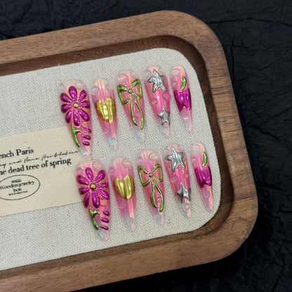 Uñas usables hechas a mano con diseño floral rosa y espejo mágico pintado de chica picante estilo vacaciones en la isla 