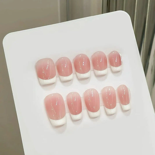Nuevas uñas postizas clásicas francesas en crema y polvo, sencillas, cortas y hechas a mano. 