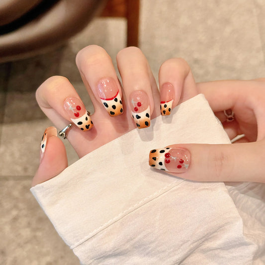 Uñas francesas ovaladas medianas prensadas con diseño de mariposa en blanco y negro, uñas prensadas a mano 