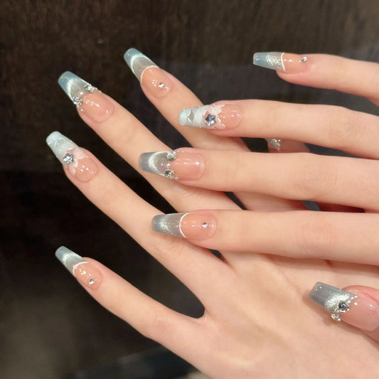 Extensiones de uñas artesanales de alta gama con efecto ojo de gato francés azul a cuadros, translúcidas, que iluminan la piel. 