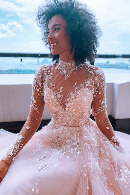 Elegantes Brautkleid mit hohem Halsausschnitt und langen Ärmeln aus Spitze