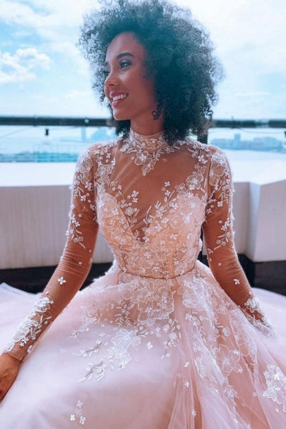 Elegantes Brautkleid mit hohem Halsausschnitt und langen Ärmeln aus Spitze