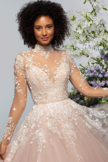 Elegantes Brautkleid mit hohem Halsausschnitt und langen Ärmeln aus Spitze