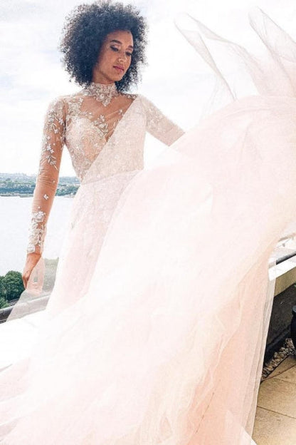Elegantes Brautkleid mit hohem Halsausschnitt und langen Ärmeln aus Spitze
