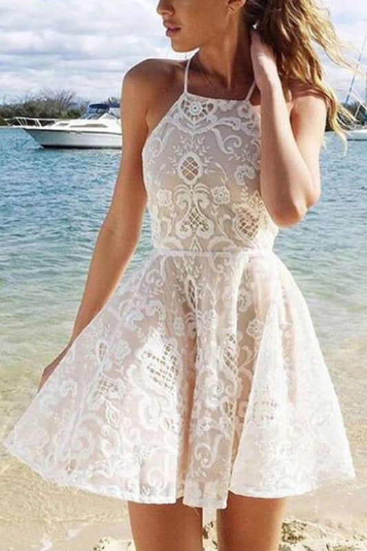 Einfaches weißes Neckholder-A-Linien-Abendkleid mit kurzen Trägern und Spitze und Falten 
