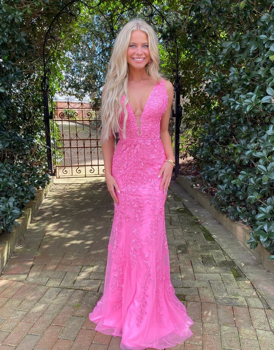 Vestido de fiesta de encaje con escote en V y corte sirena en rosa intenso