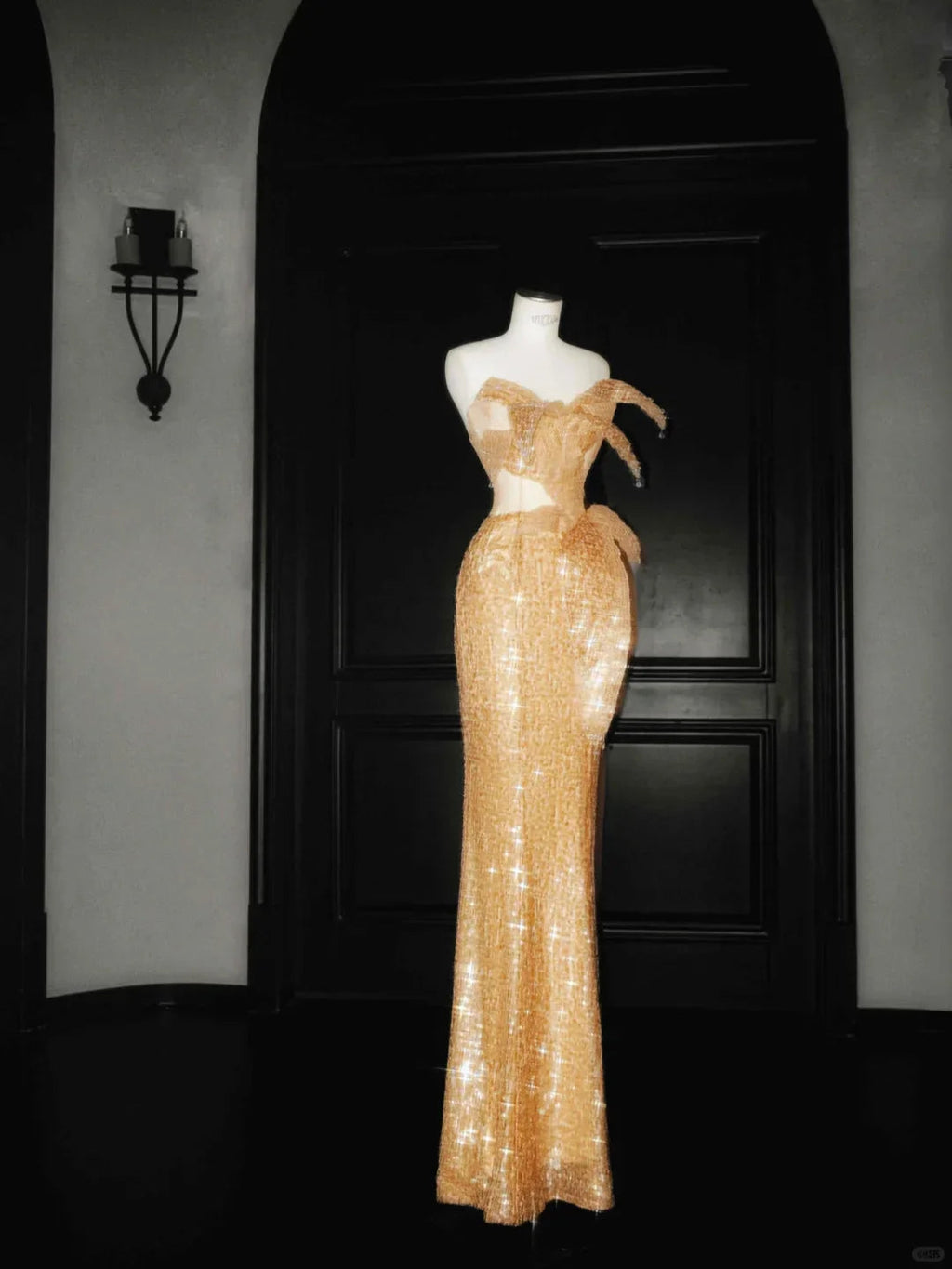 Vestido de Baile Longo de Sereia Dourado com Lantejoulas e Sem Alças Y8656