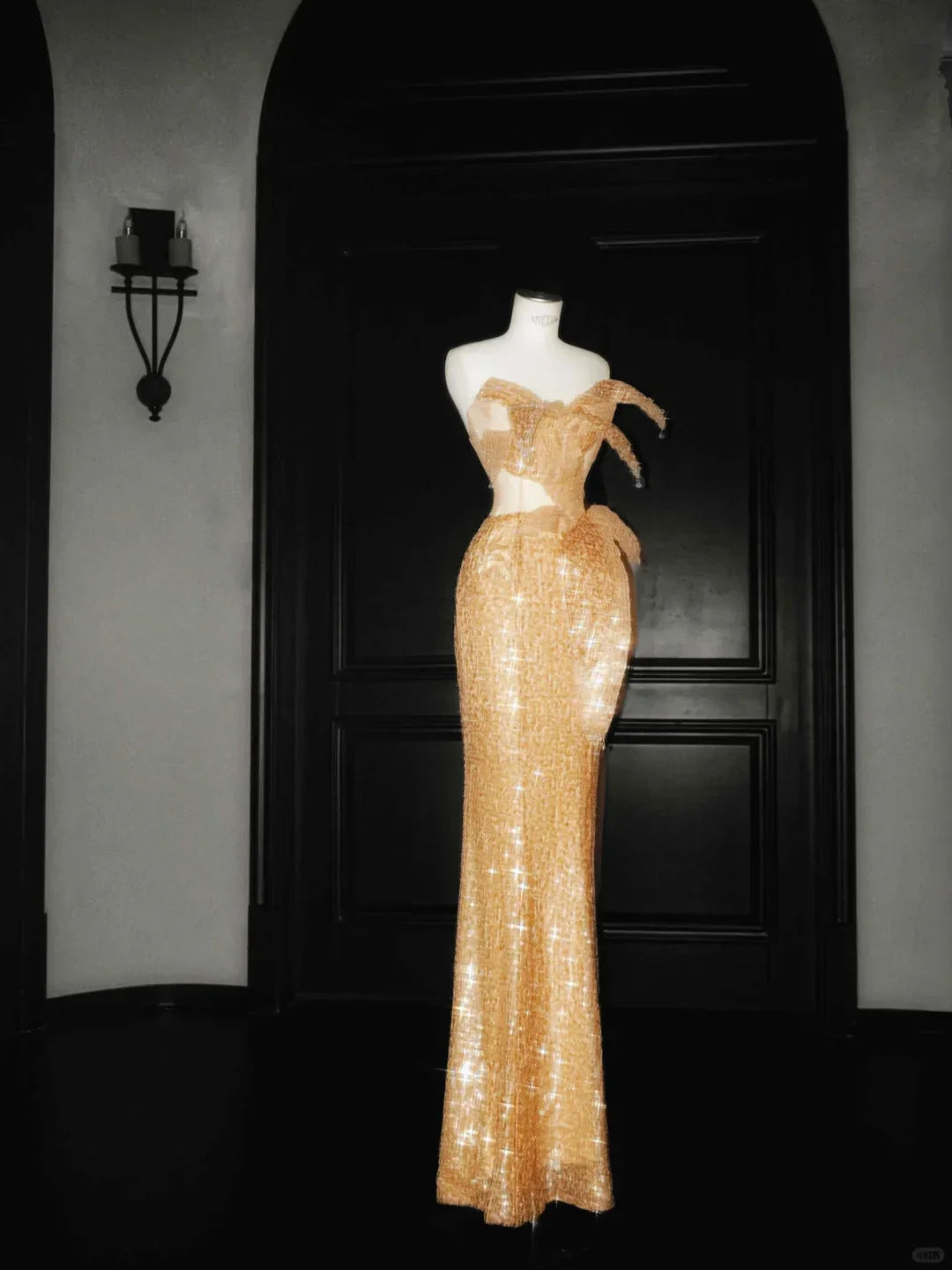 Vestido de Baile Longo de Sereia Dourado com Lantejoulas e Sem Alças Y8656