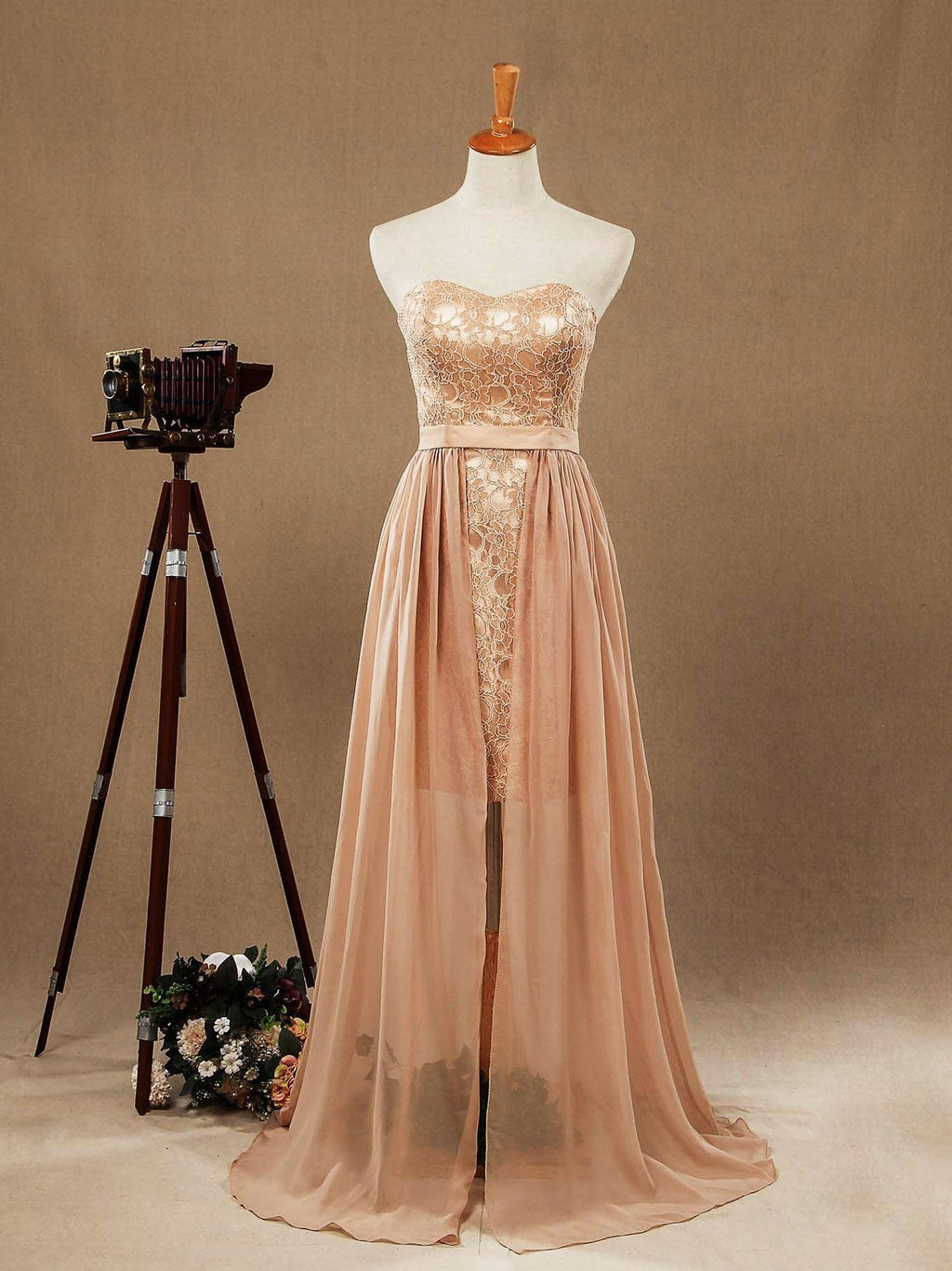 Vestido de Cocktail Coluna Bainha Sem Alças para Festas e Baile de Finalistas Curto em Renda com Pormenor Longo em Chiffon
