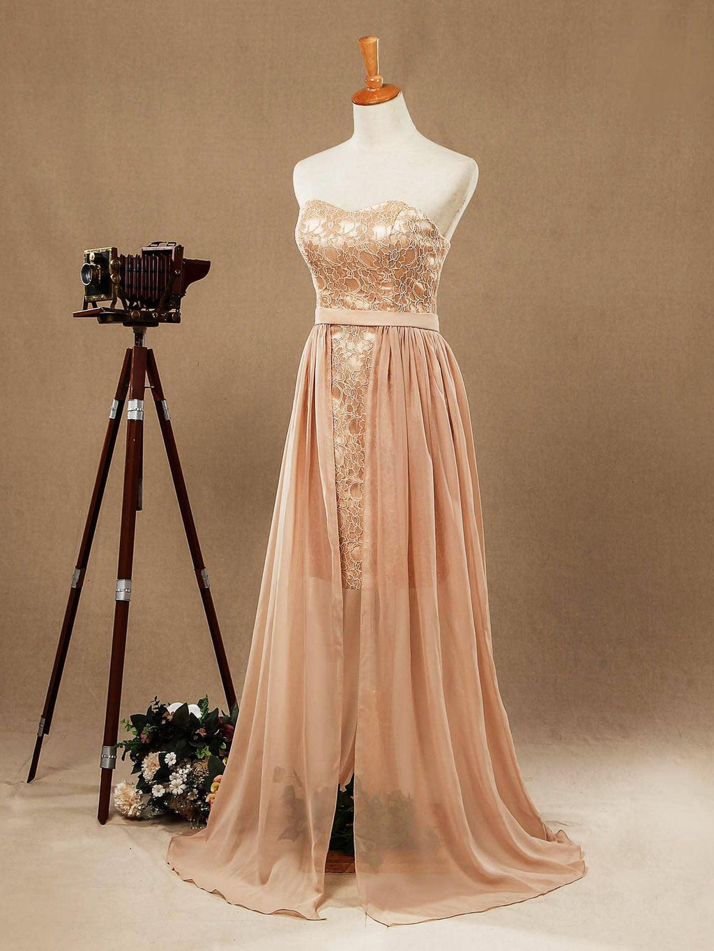 Vestido de Cocktail Coluna Bainha Sem Alças para Festas e Baile de Finalistas Curto em Renda com Pormenor Longo em Chiffon