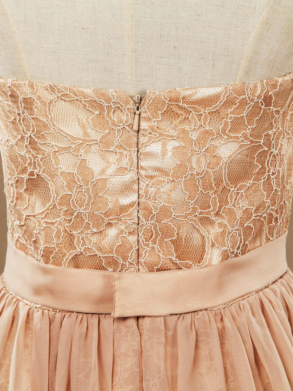 Vestido de Cocktail Coluna Bainha Sem Alças para Festas e Baile de Finalistas Curto em Renda com Pormenor Longo em Chiffon