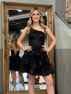 Emma | Vestido corto azul marino de encaje escalonado con un solo hombro y corte A para regreso a casa