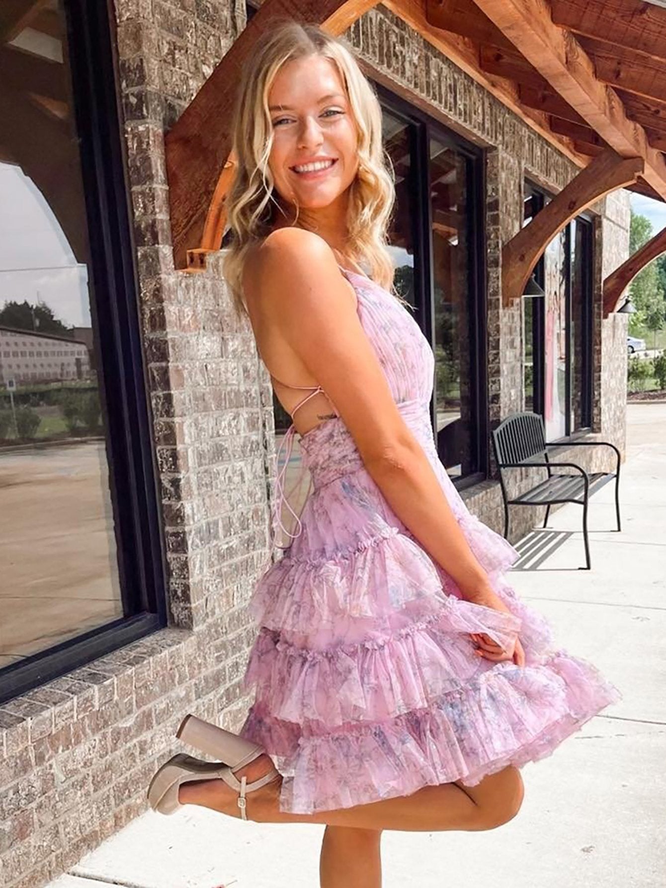 Vestido de fiesta estampado en capas con escote en V y corte A
