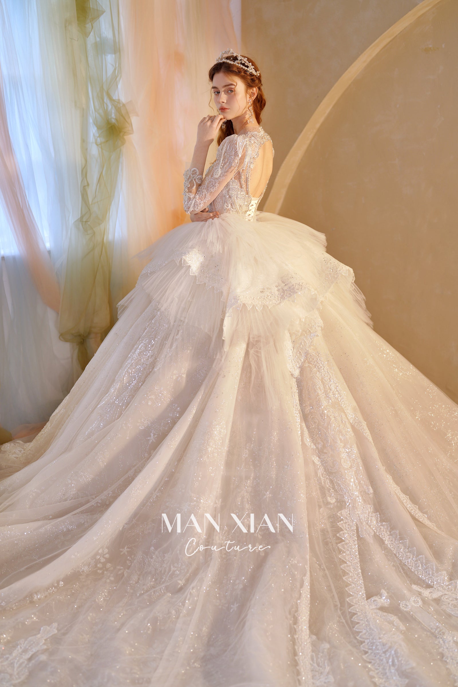 فستان زفاف كروي من التول الكريستالي برقبة على شكل حرف V بأكمام طويلة وذيل كاتدرائية