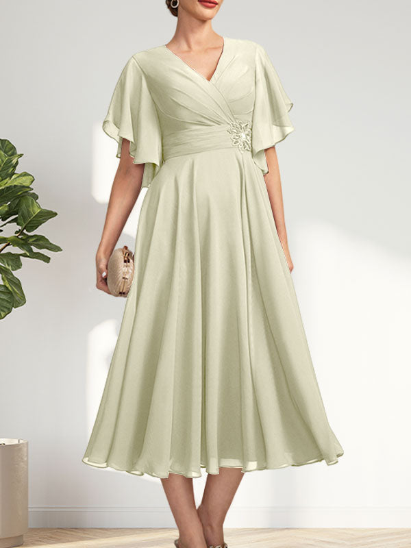 A-Linie, V-Ausschnitt, knielang, Chiffonkleid für die Brautmutter mit plissierten Perlen