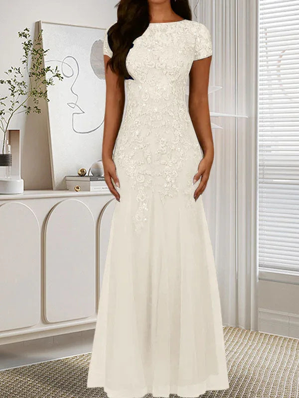 فستان تول مزين بحراشف لامعة برقبة دائرية بلون كحلي داكن على شكل حورية البحر