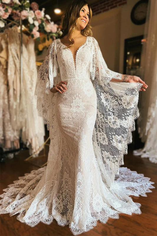 Elfenbeinfarbenes Brautkleid im Meerjungfrau-Stil mit tiefem Ausschnitt und Fledermausärmeln im Boho-Stil