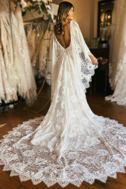 Elfenbeinfarbenes Brautkleid im Meerjungfrau-Stil mit tiefem Ausschnitt und Fledermausärmeln im Boho-Stil