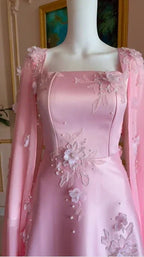 Robe de soirée longue en satin rose luxueux coupe évasée avec jolies appliques robe de bal Y7591